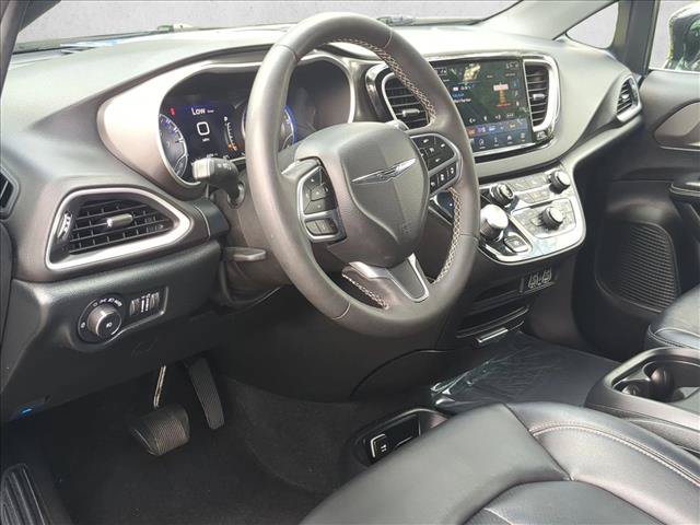 Used 2025 Chrysler Pacifica Select FWD image 10