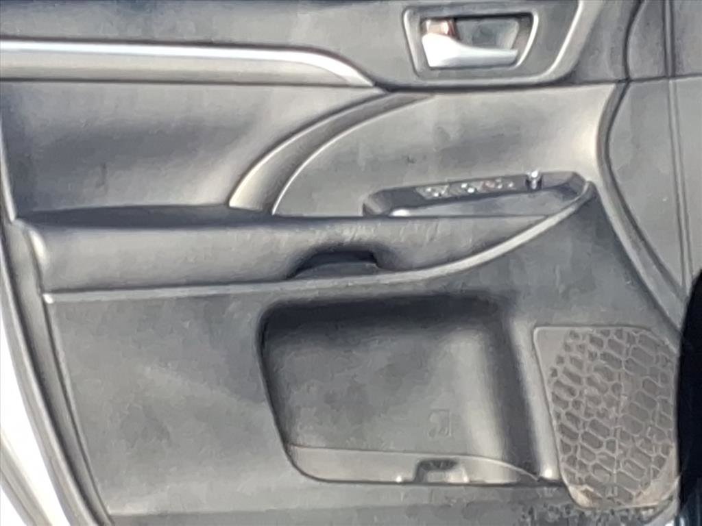 Used 2017 Toyota Highlander SE image 17