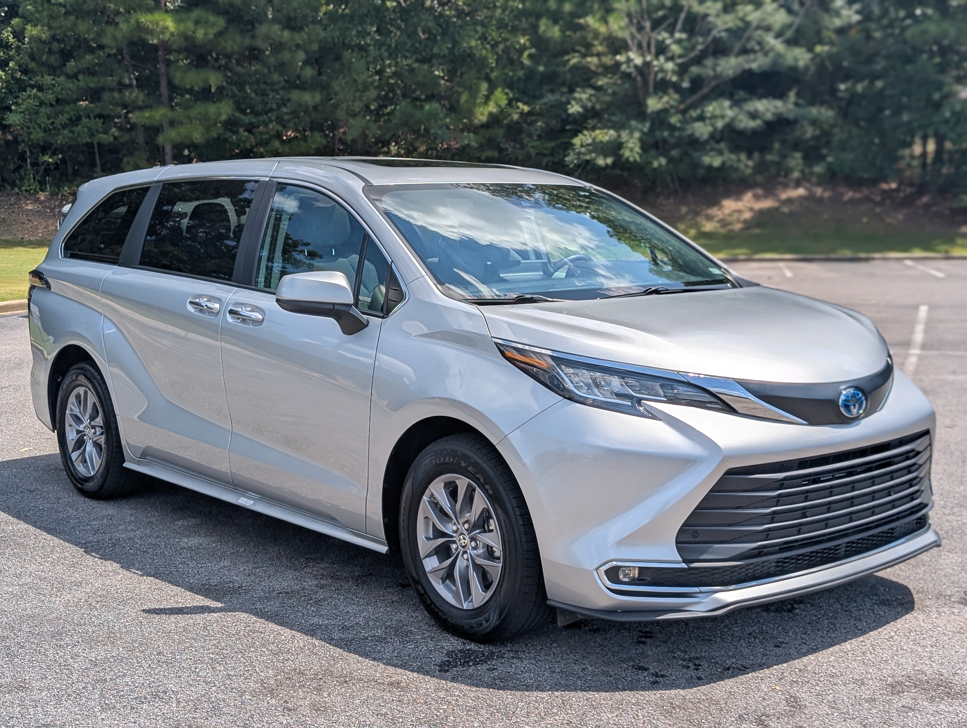 Used 2023 Toyota Sienna XLE FWD image 11