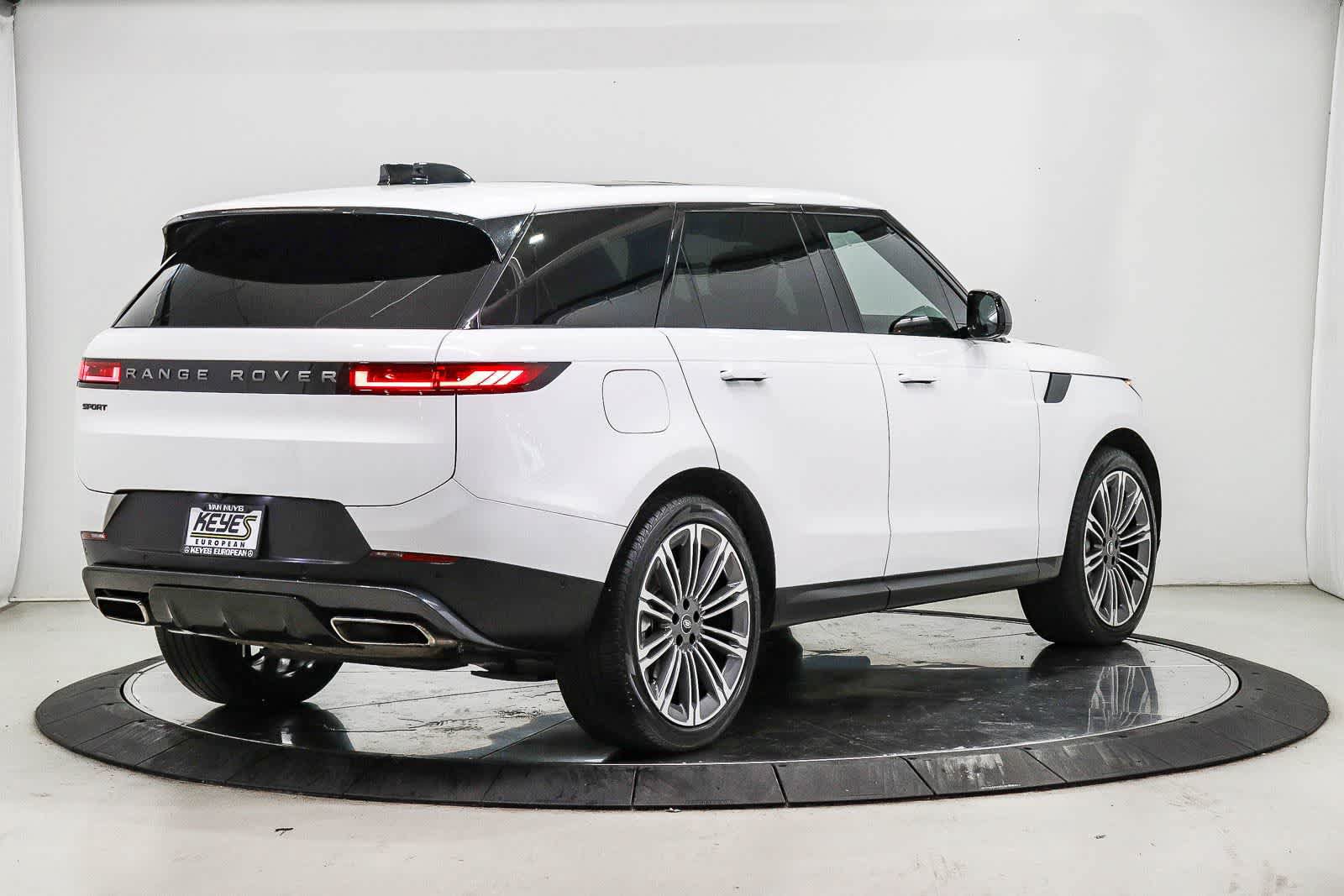 Used 2024 Land Rover Range Rover Sport SE AWD/4WD image 4
