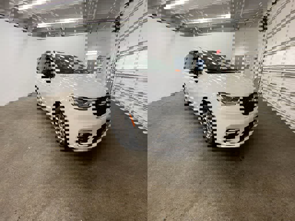 Used 2024 Chrysler Pacifica Touring-L image 8