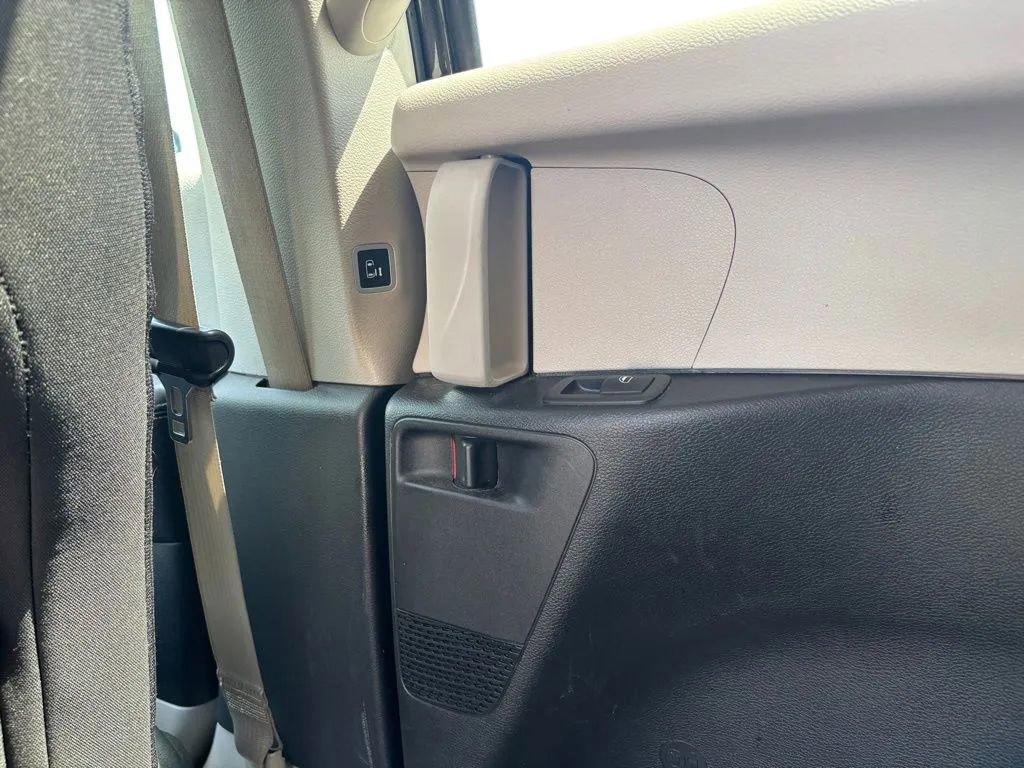 Used 2017 Chrysler Pacifica Touring w/ Tire & Wheel Group FWD image 23