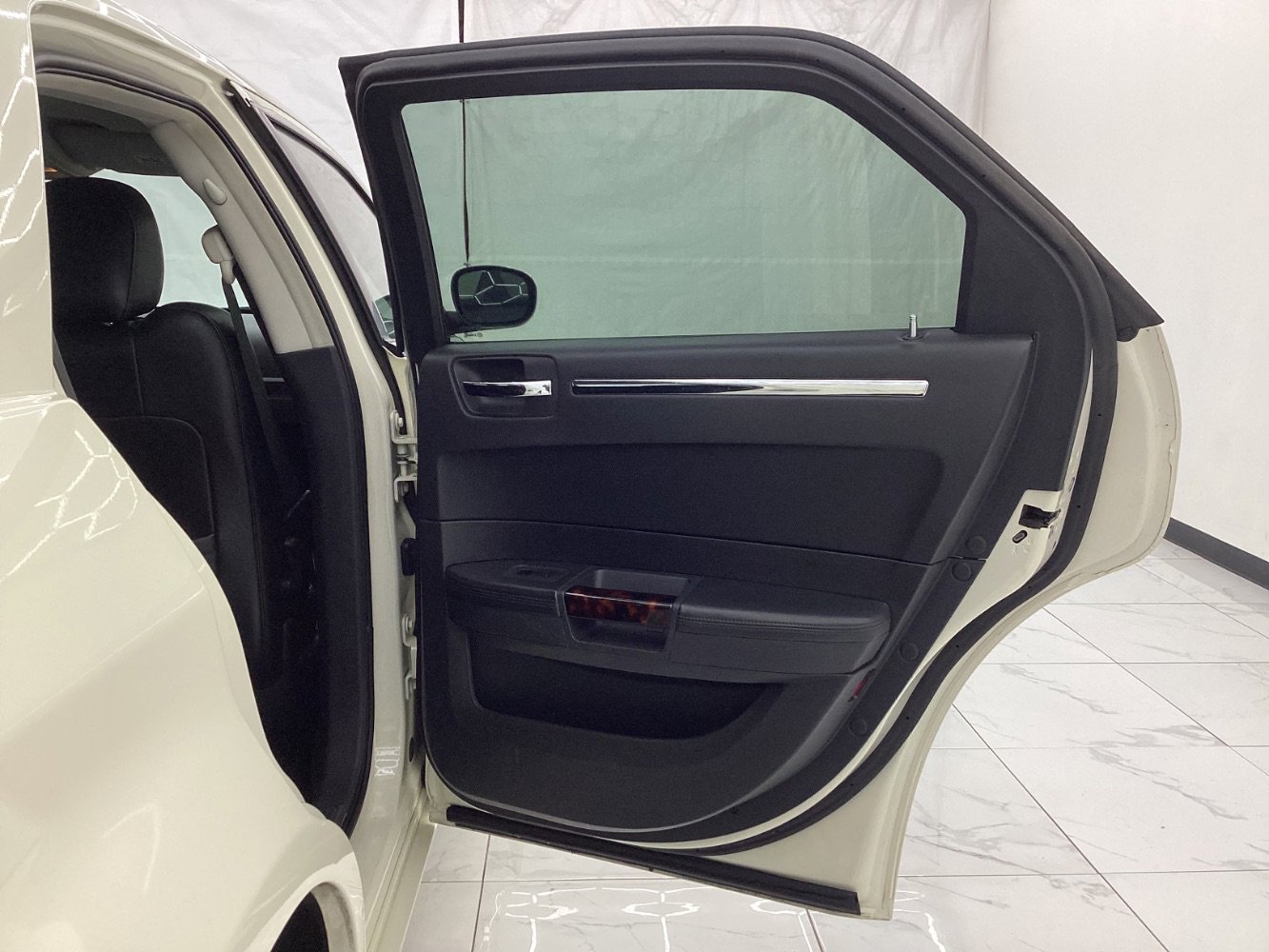 Used 2009 Chrysler 300 C image 24
