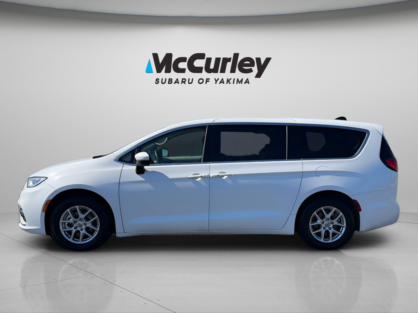 Used 2023 Chrysler Pacifica Touring-L FWD image 2