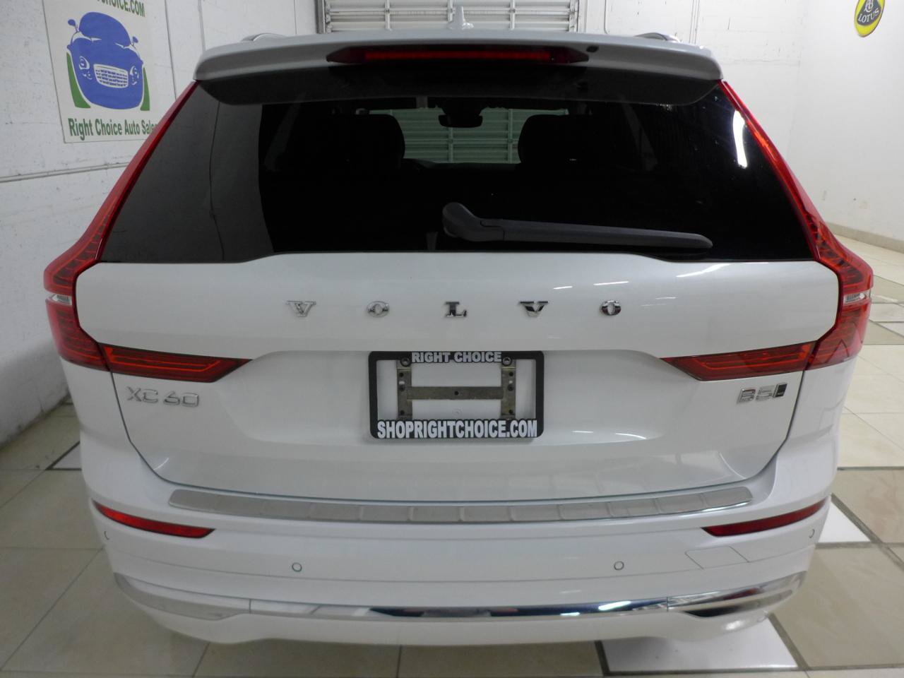 Used 2023 Volvo XC60 B5 Plus w/ Climate Package AWD/4WD image 11