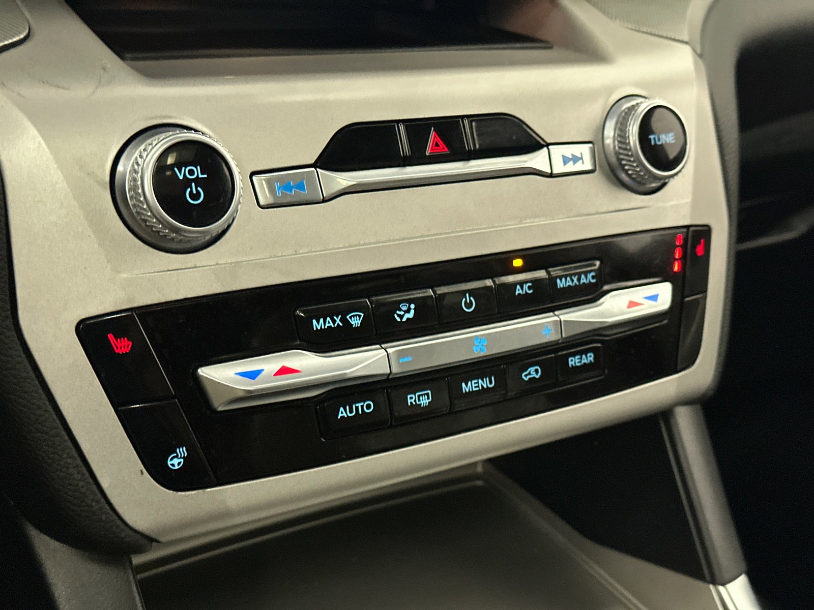 Used 2022 Ford Explorer XLT w/ Equipment Group 202A image 31