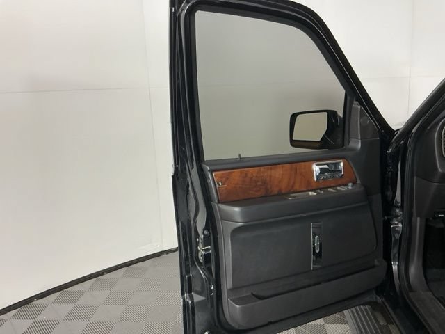 Used 2011 Lincoln Navigator Ultimate AWD/4WD image 11