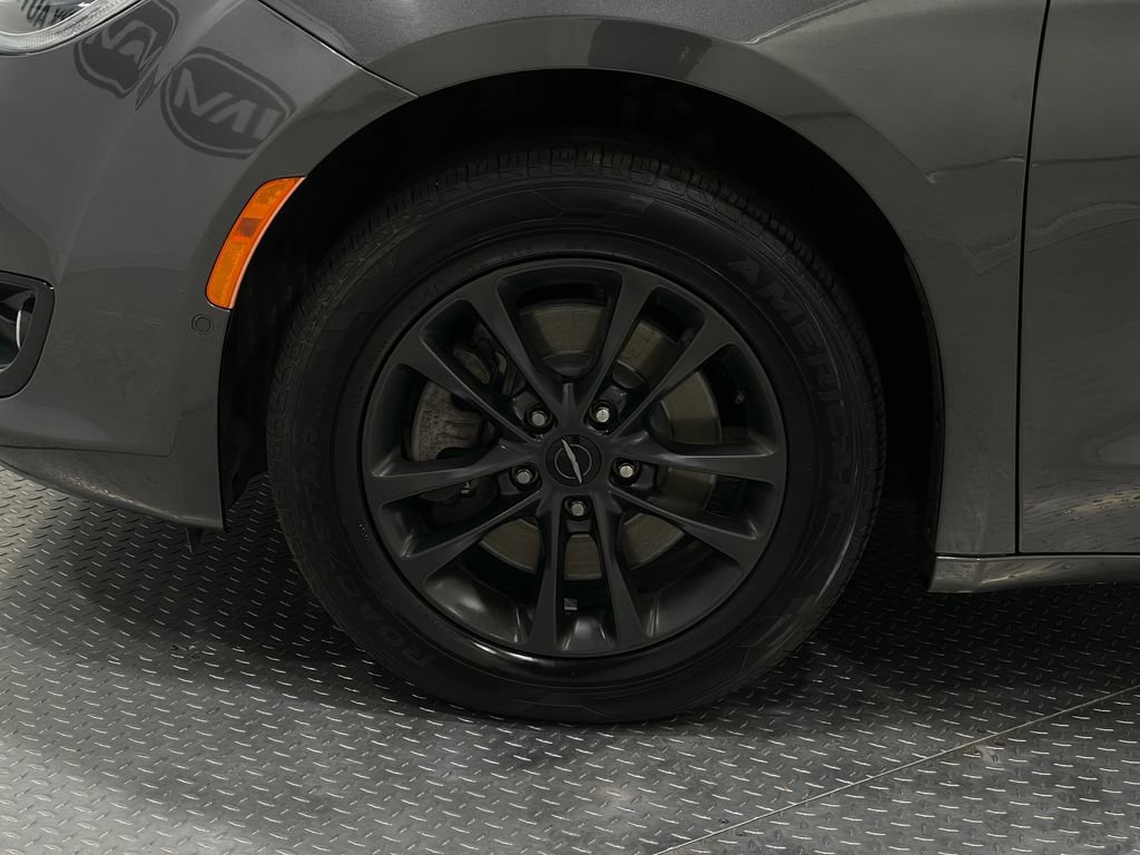 Used 2020 Chrysler Pacifica Touring-L w/ Advanced Safetytec Group image 37