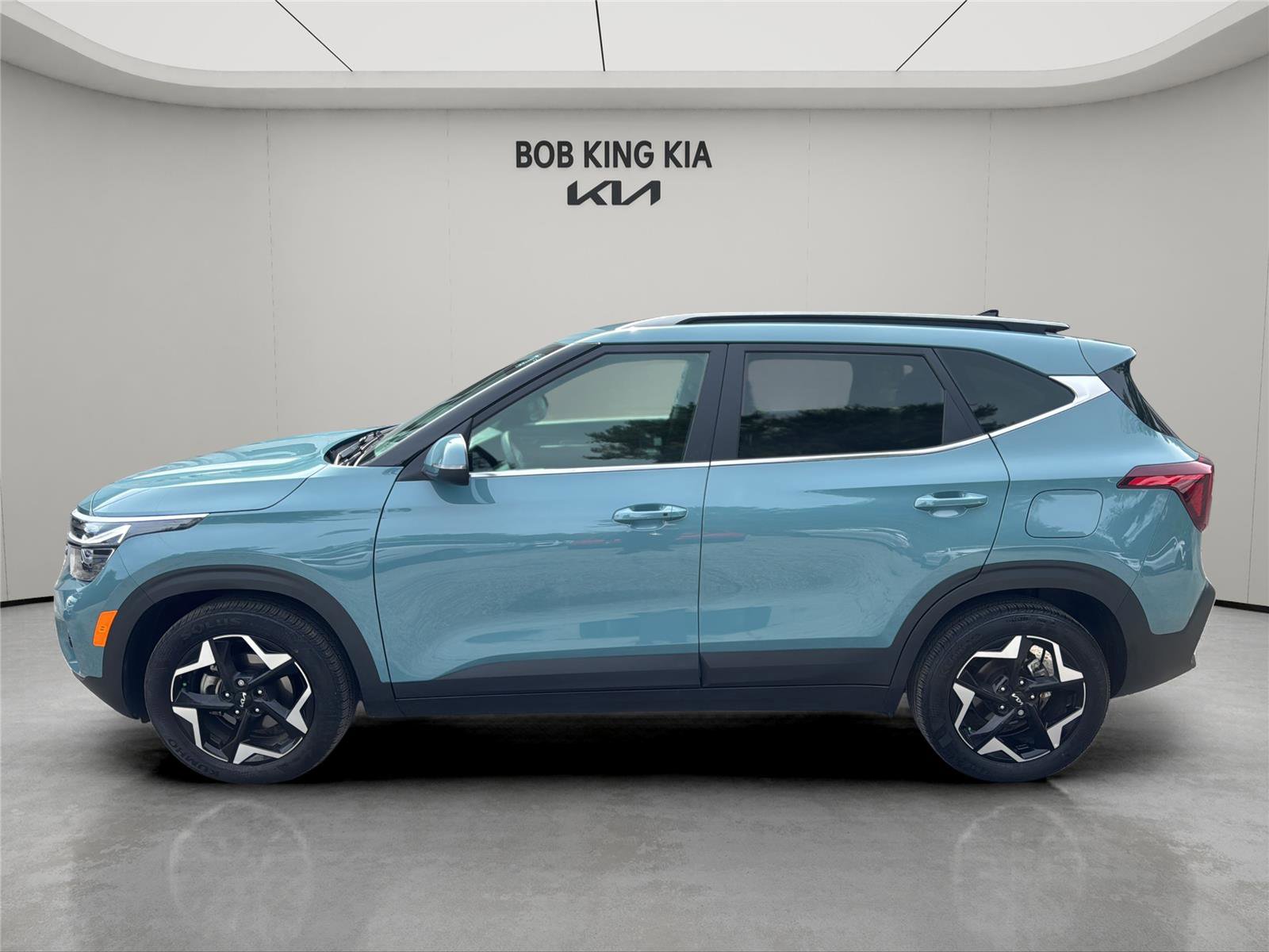 Used 2024 Kia Seltos EX image 2