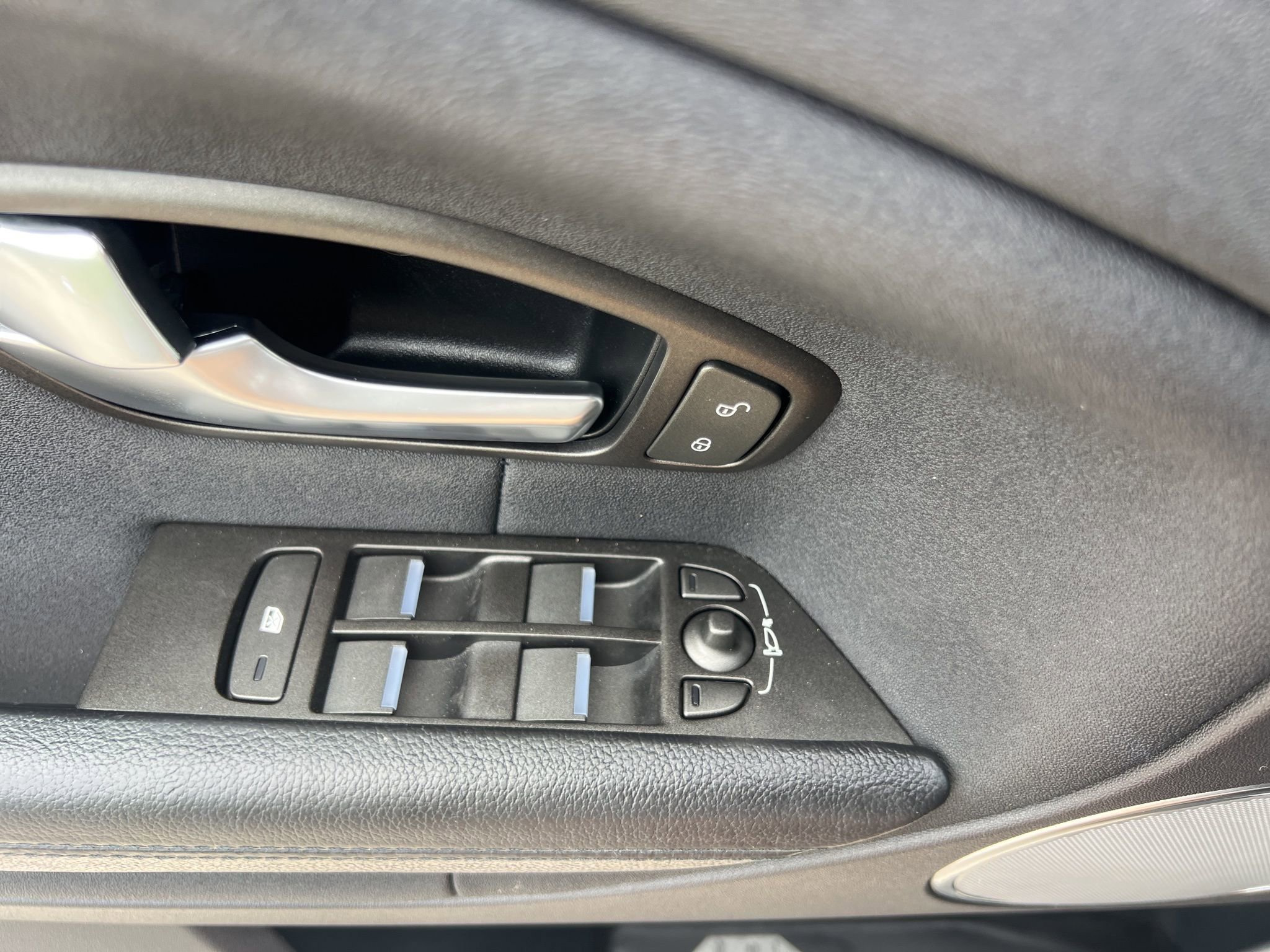 Used 2019 Land Rover Range Rover Evoque SE image 23