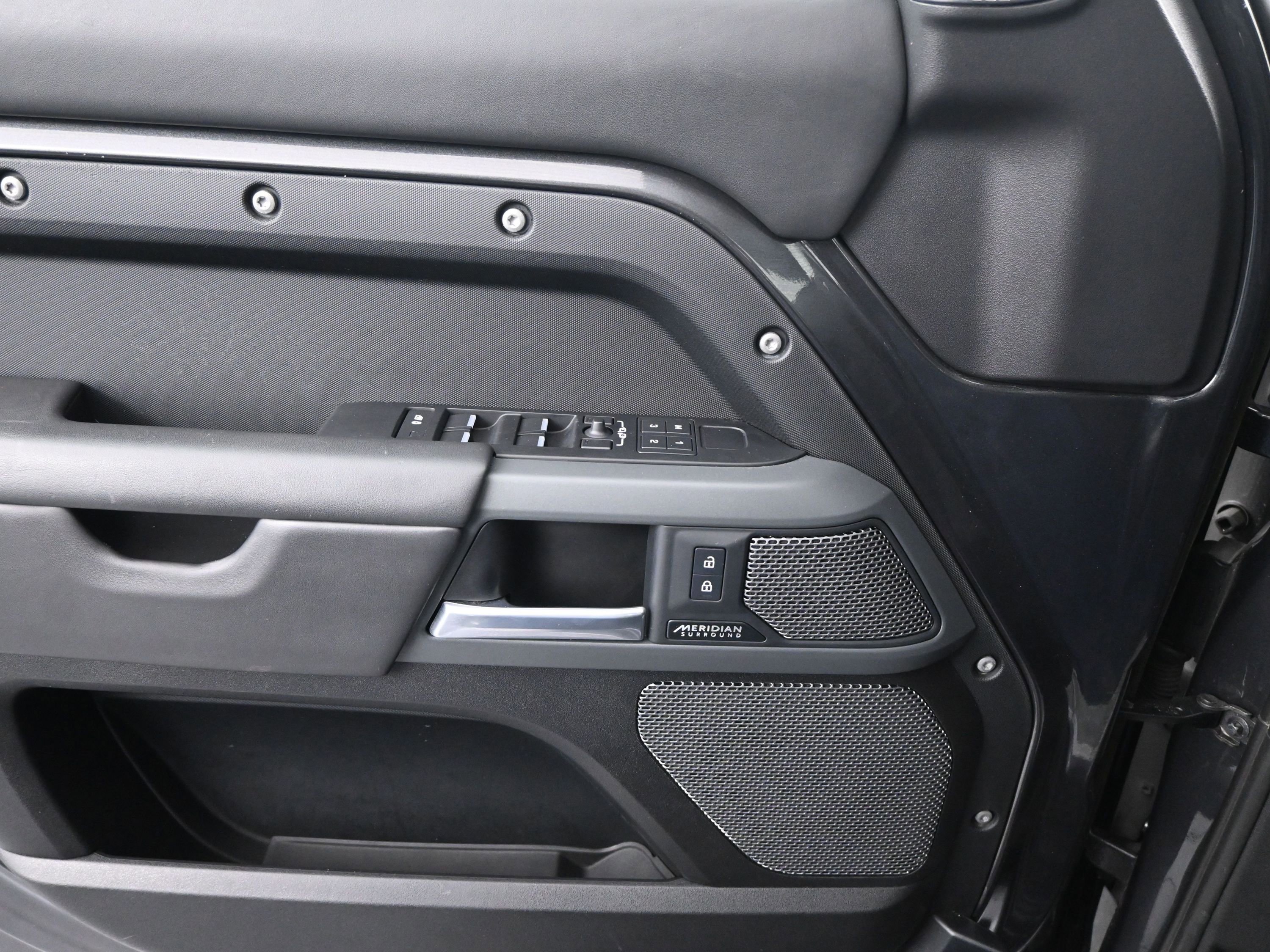 Used 2023 Land Rover Defender 110 X-Dynamic SE image 13