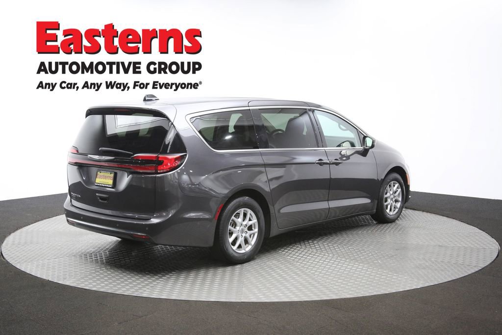Used 2023 Chrysler Pacifica Touring-L image 42