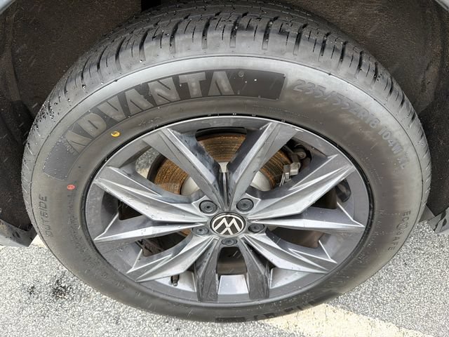 Used 2022 Volkswagen Tiguan SE w/ Panoramic Sunroof Package FWD image 17