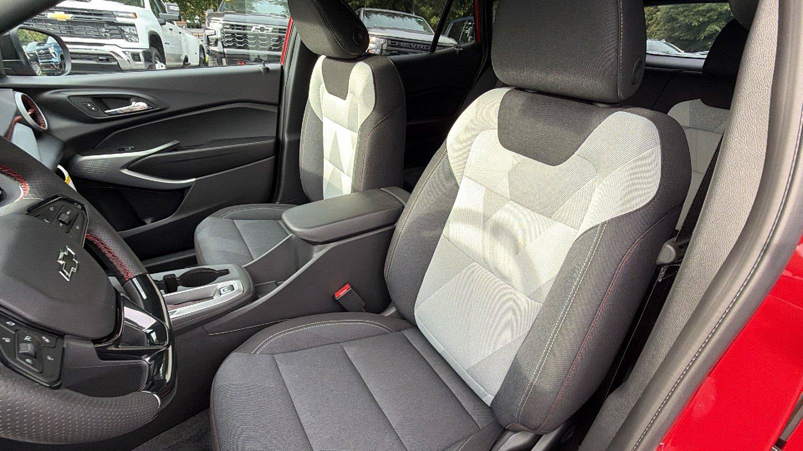 New 2026 Chevrolet Trax RS w/ Sunroof Package FWD image 5
