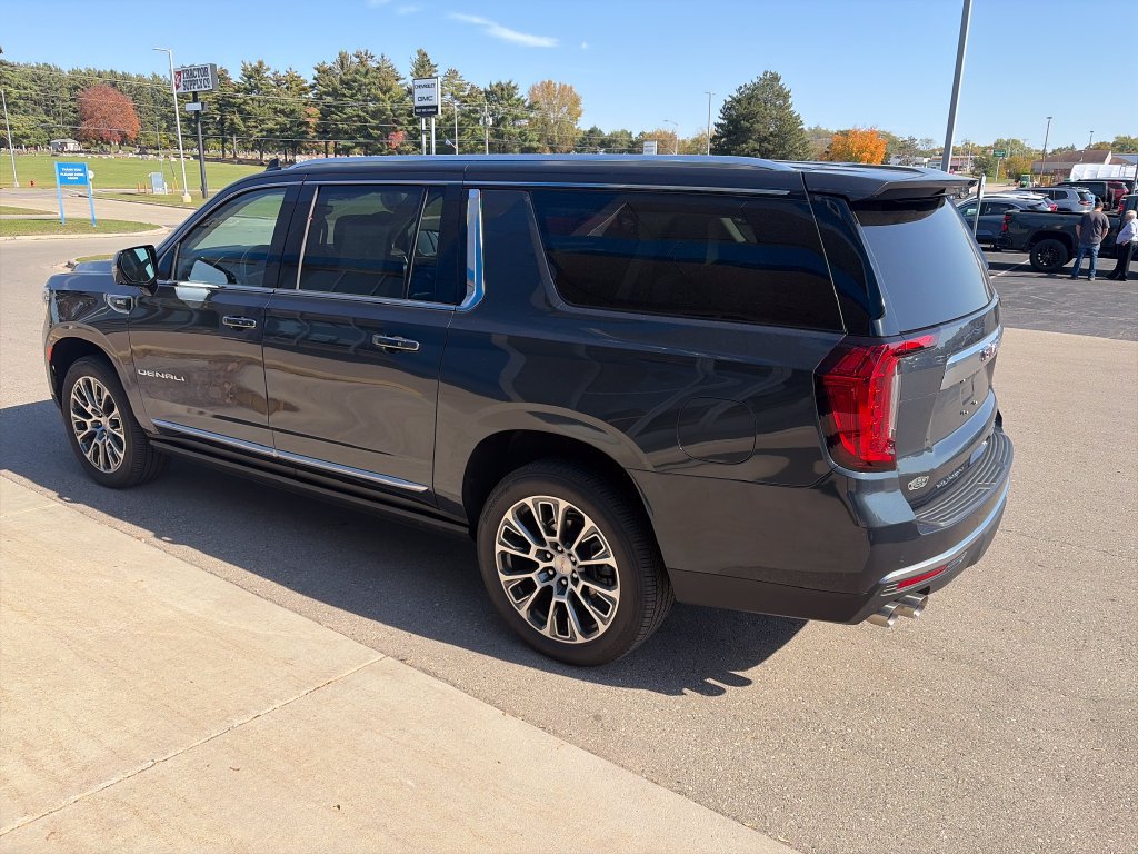 Used 2021 GMC Yukon XL Denali w/ Denali Premium Package AWD/4WD image 6
