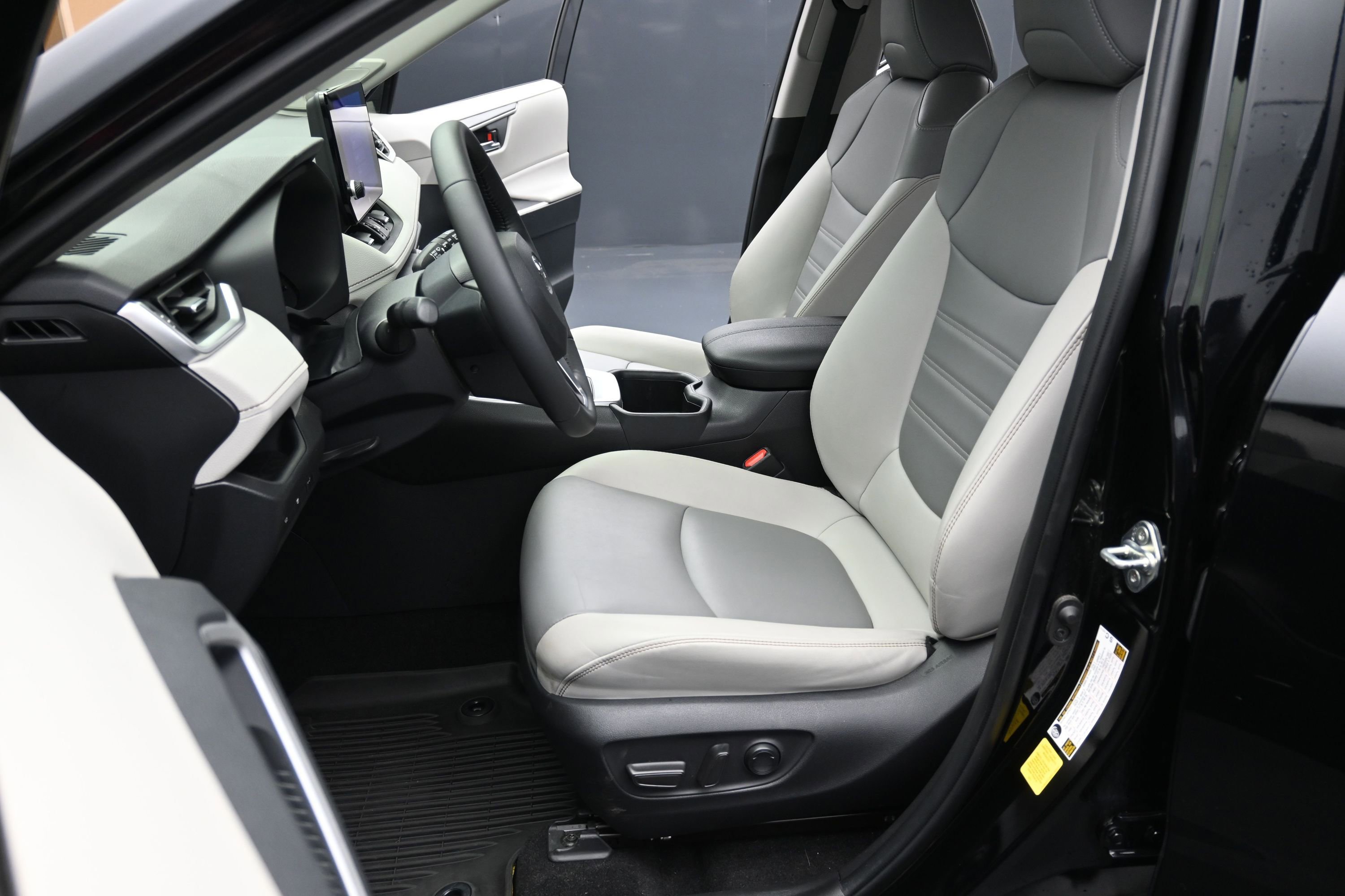 Used 2023 Toyota RAV4 XLE Premium AWD/4WD image 23