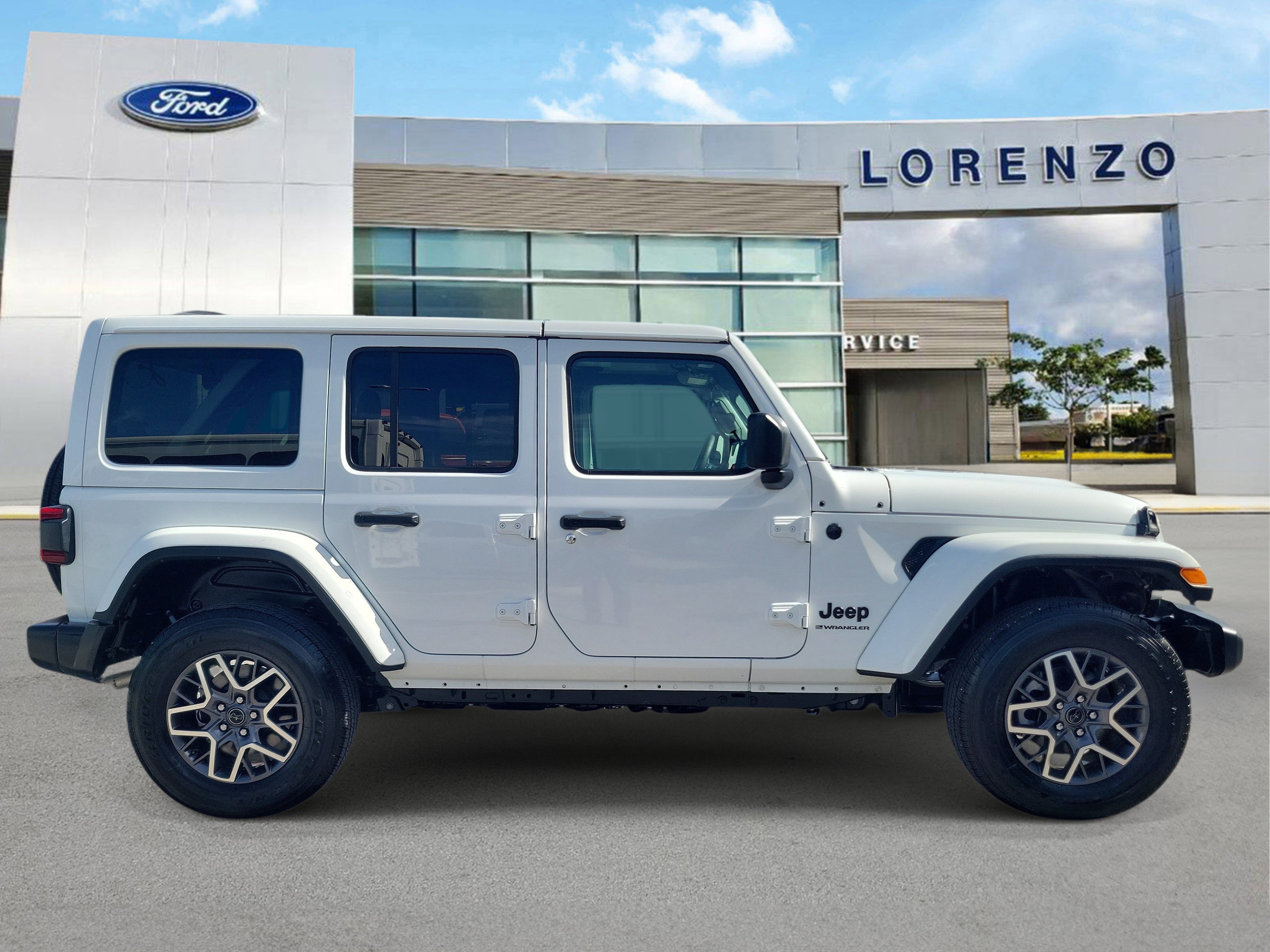 Used 2025 Jeep Wrangler Unlimited Sahara AWD/4WD image 4