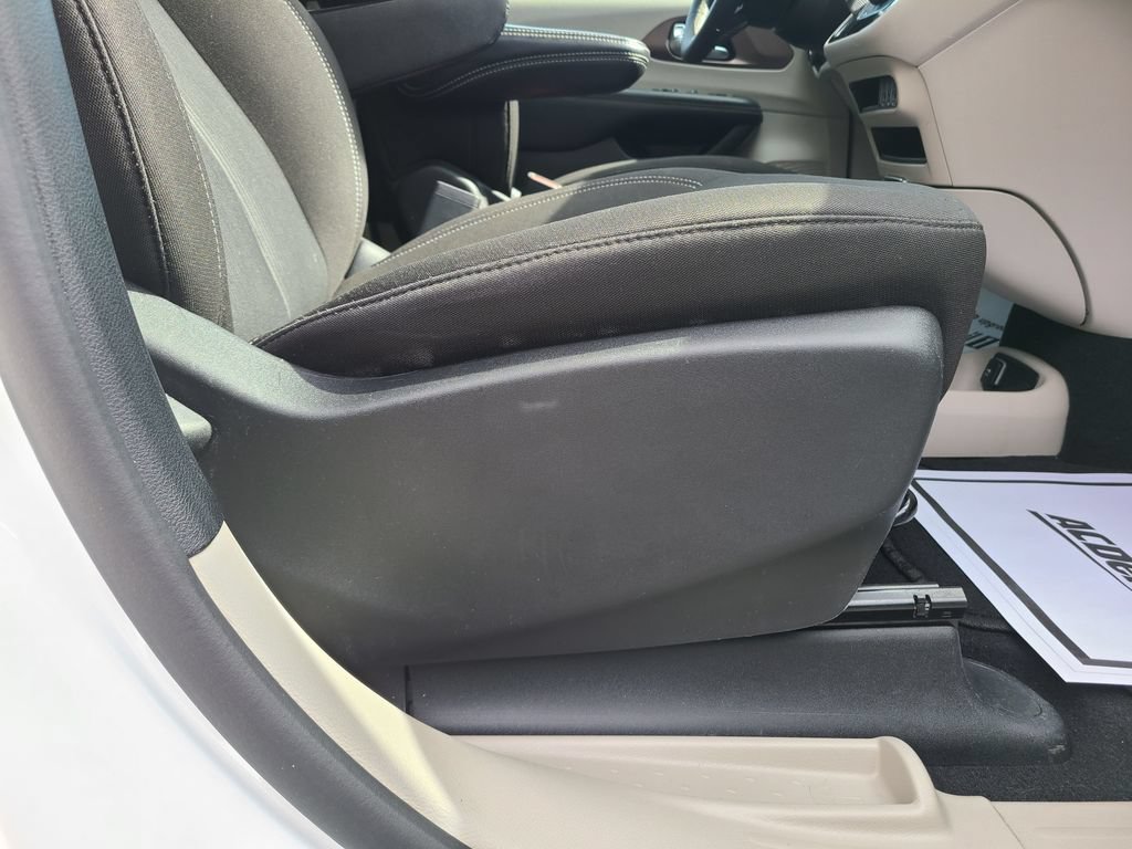 Used 2023 Chrysler Voyager LX FWD image 12