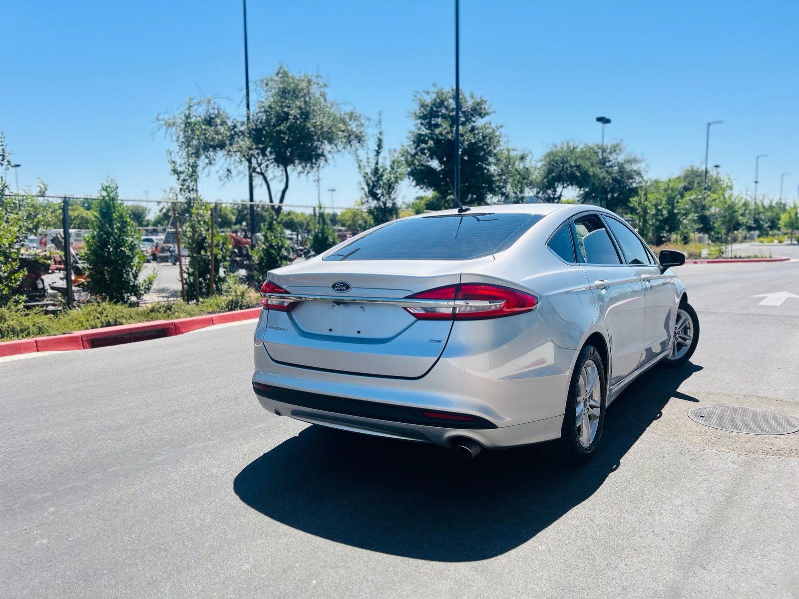 Used 2018 Ford Fusion SE FWD image 8