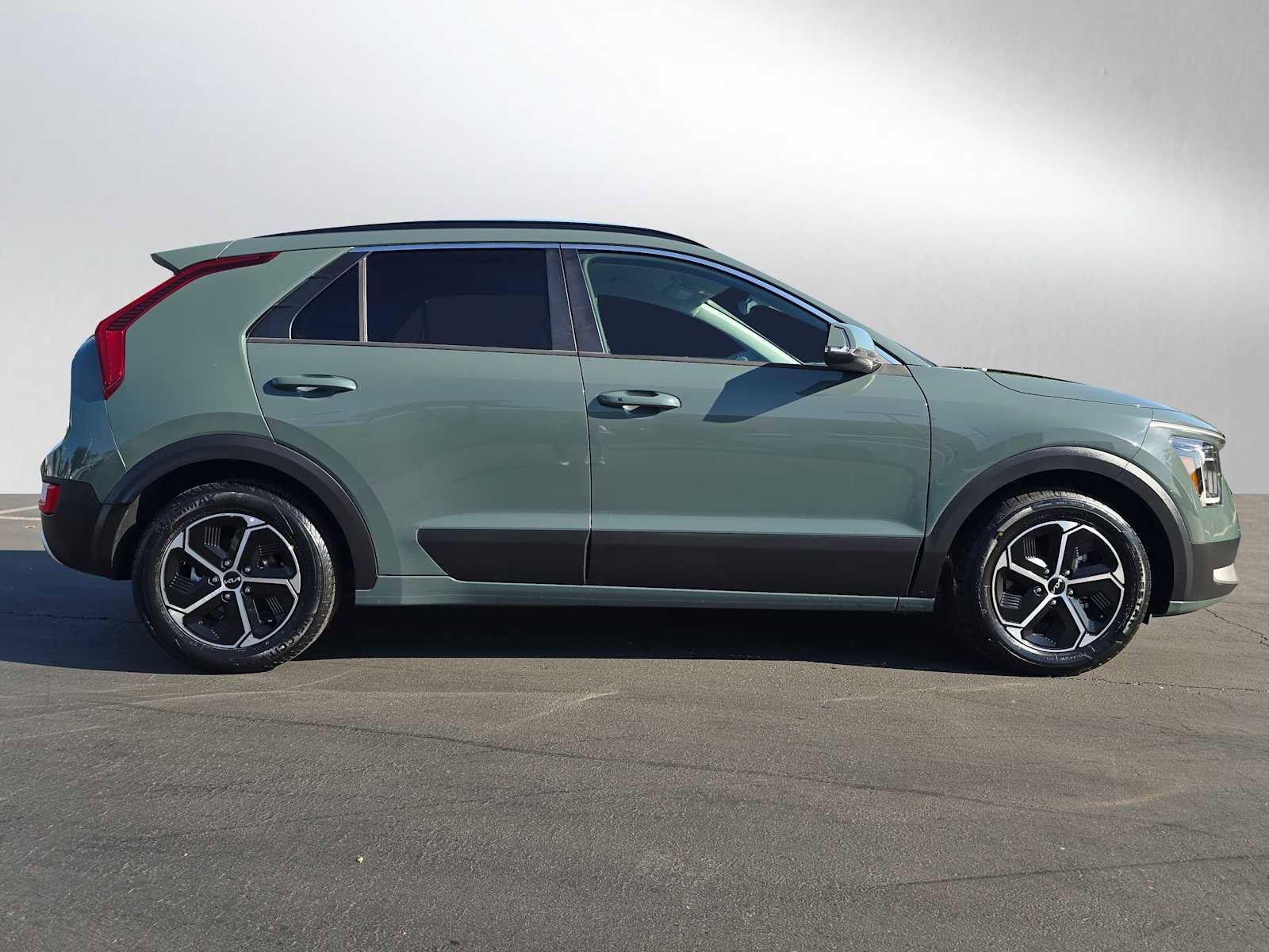 Used 2023 Kia Niro EX image 2
