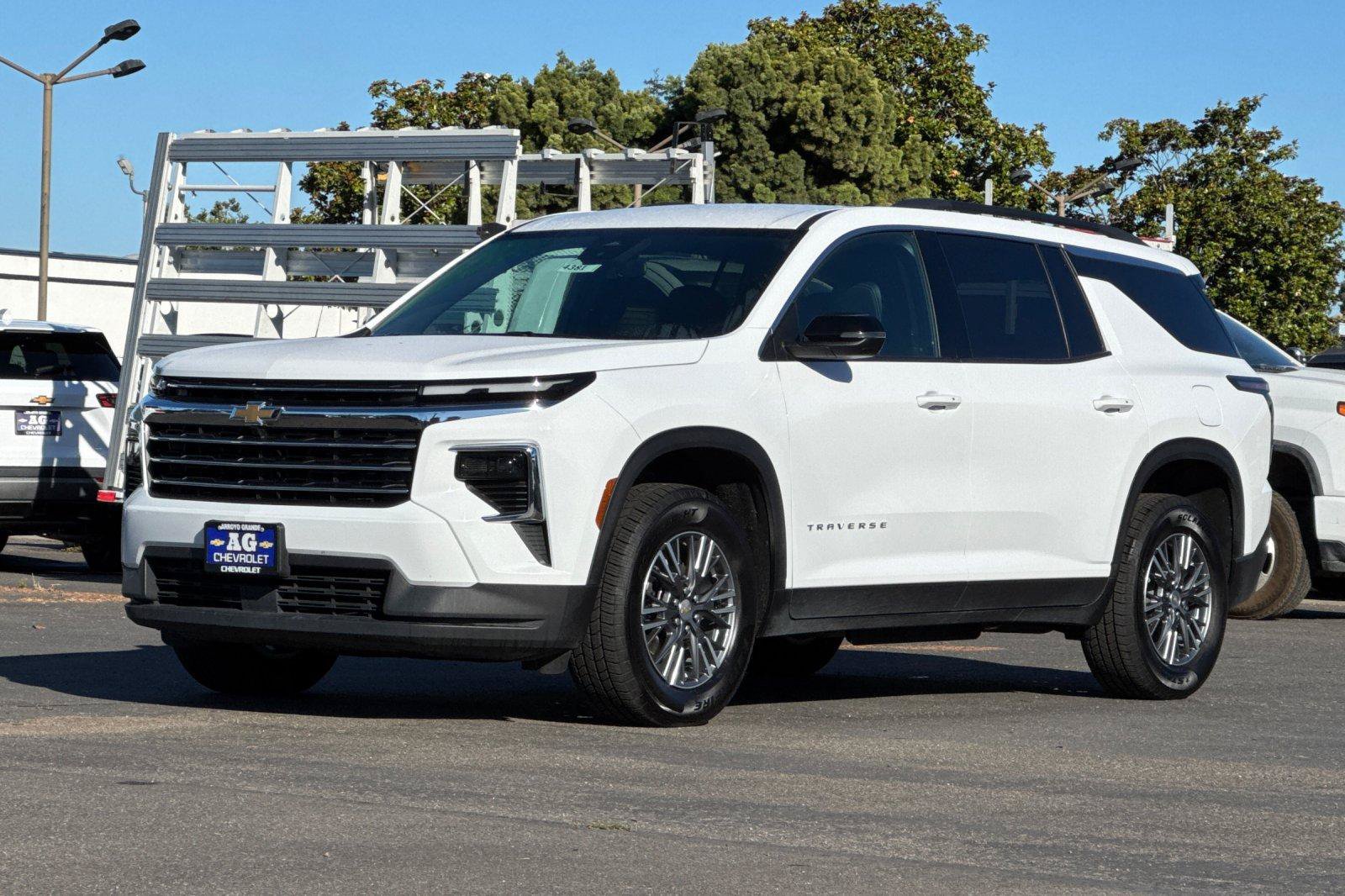 Used 2025 Chevrolet Traverse LT FWD image 11