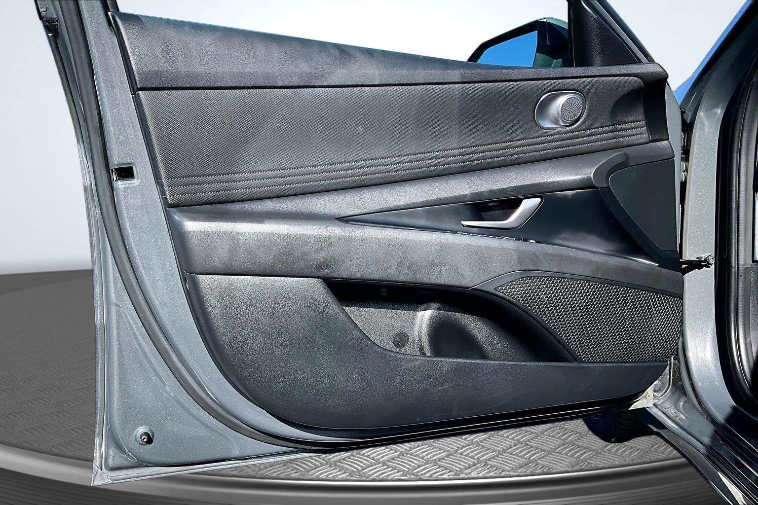 Used 2025 Hyundai Elantra SEL FWD image 23