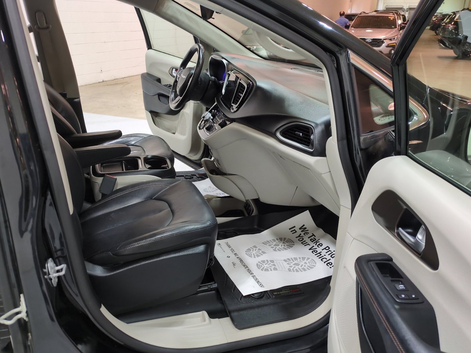 Used 2018 Chrysler Pacifica Touring-L FWD image 9