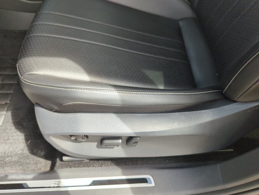 Used 2024 Volkswagen Tiguan SE R-Line FWD image 35