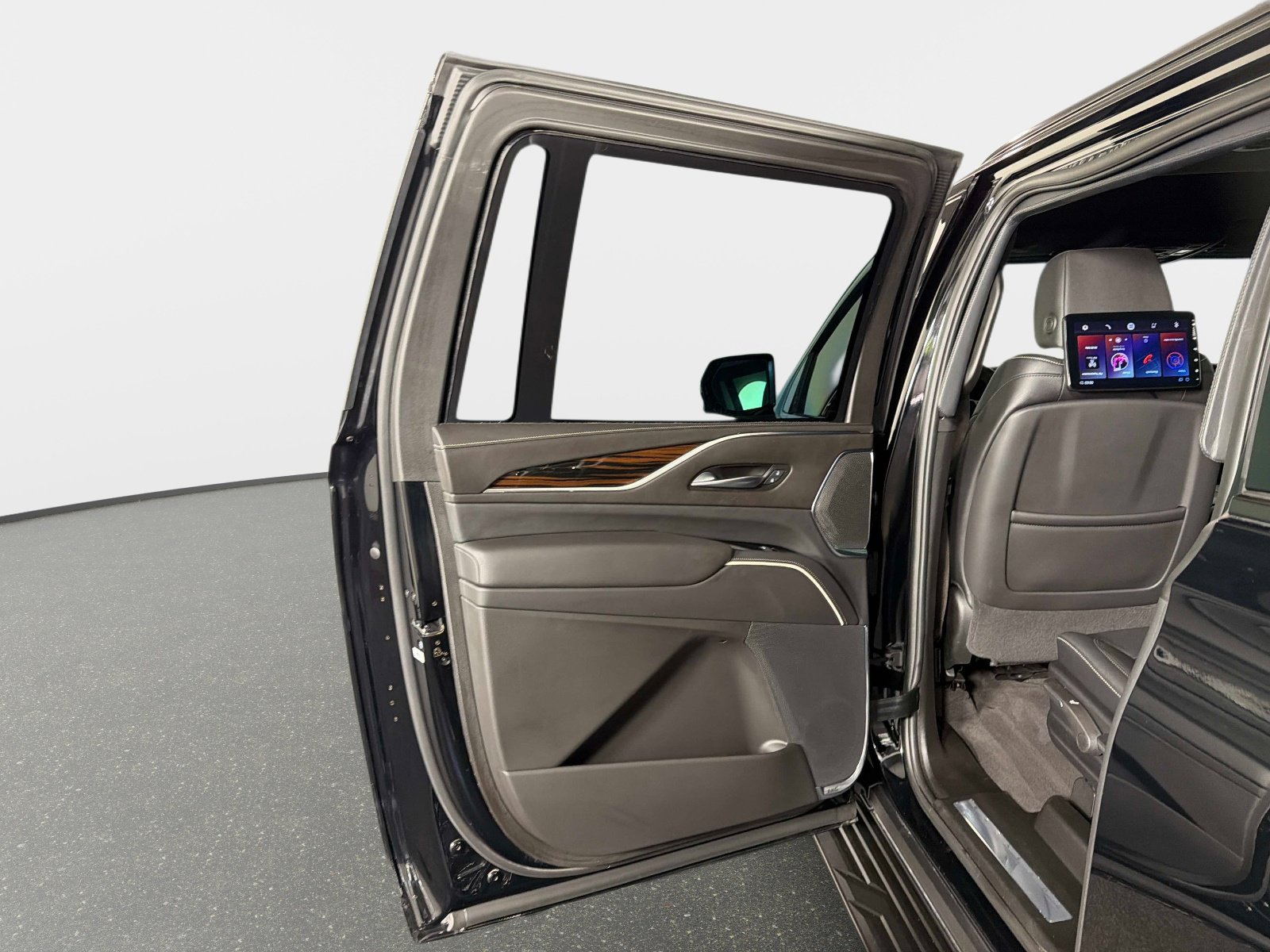 Used 2024 Cadillac Escalade ESV Luxury image 30