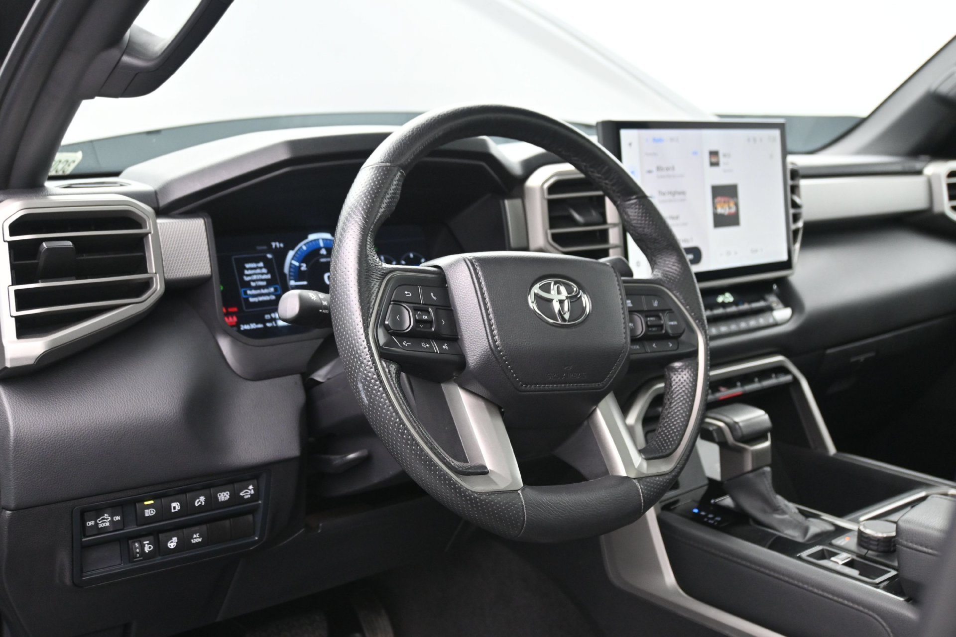Used 2025 Toyota Tundra Limited AWD/4WD image 21