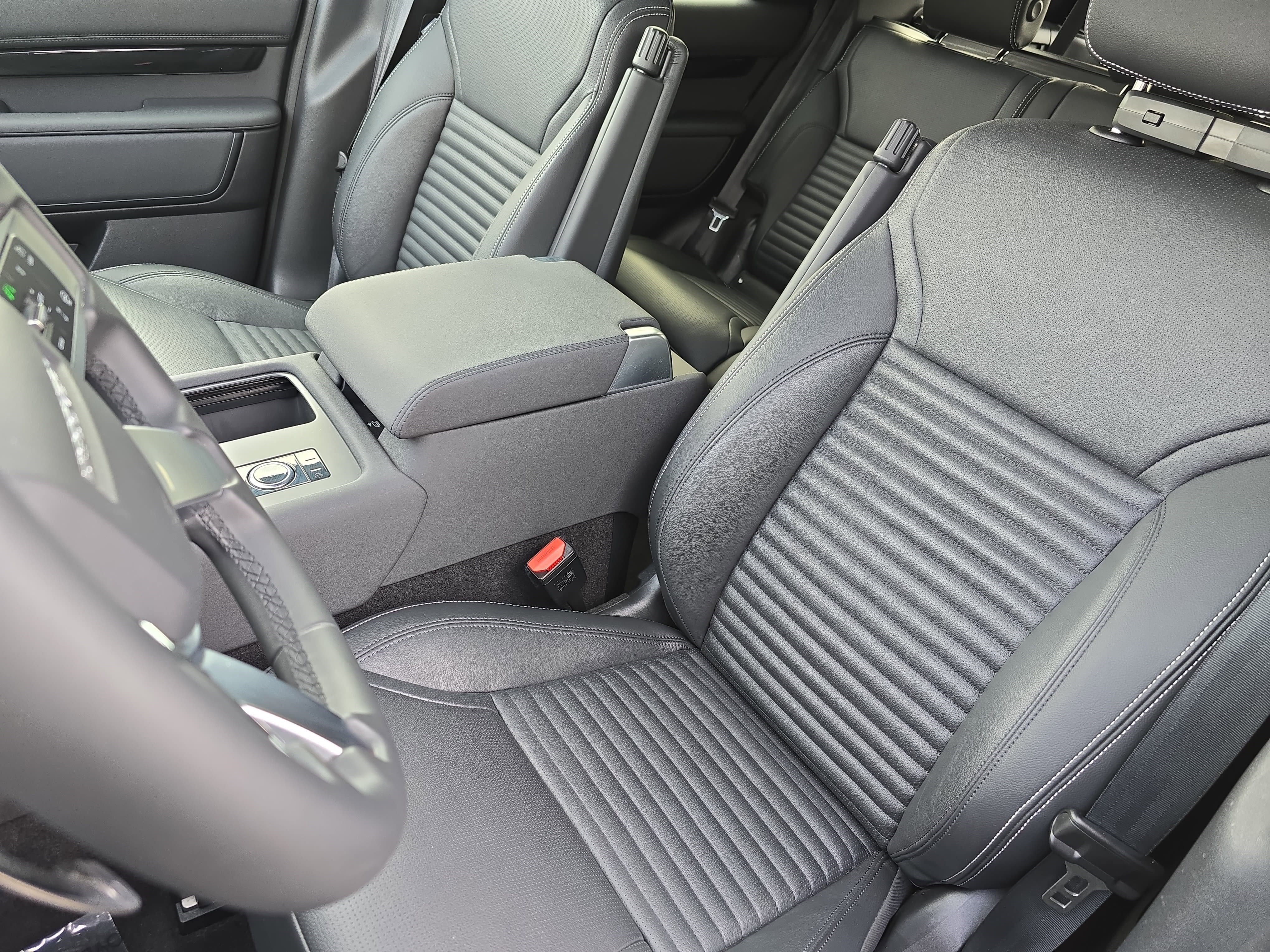 Used 2025 Land Rover Discovery S image 17