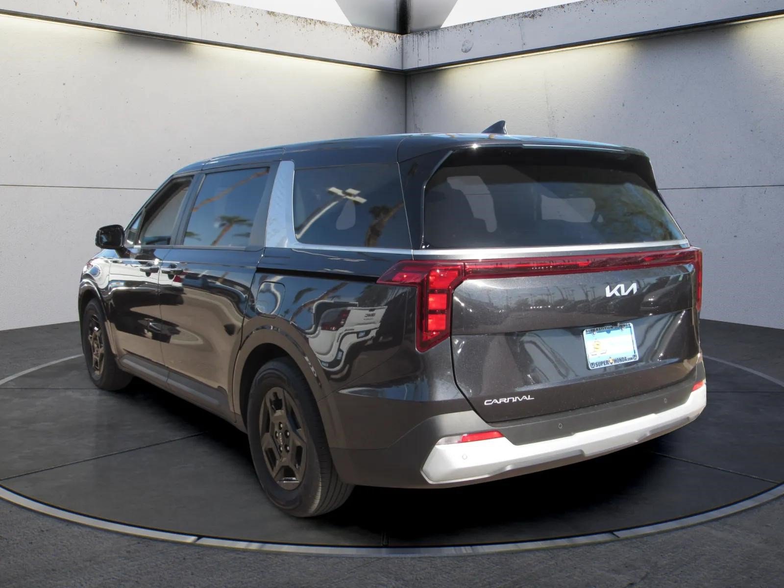 Used 2025 Kia Carnival FWD image 6