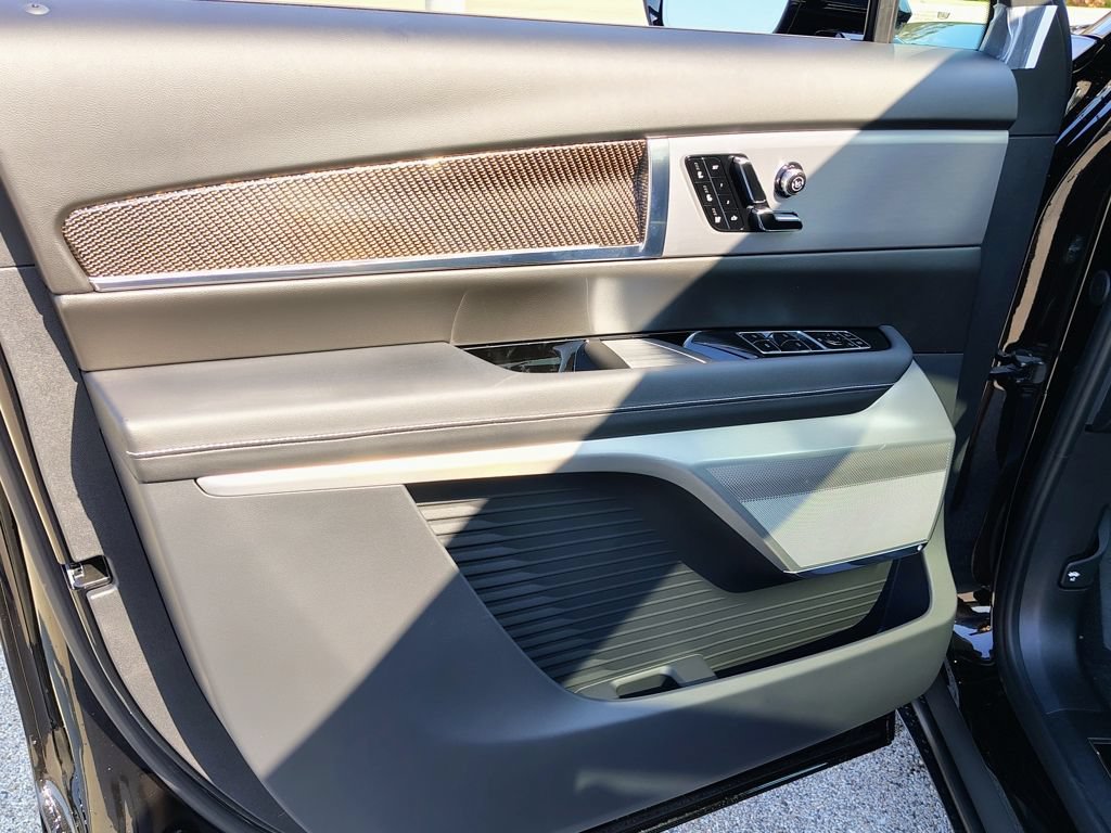 New 2027 Cadillac Vistiq Premium Luxury w/ LPO, Floor Liner Package AWD/4WD image 23