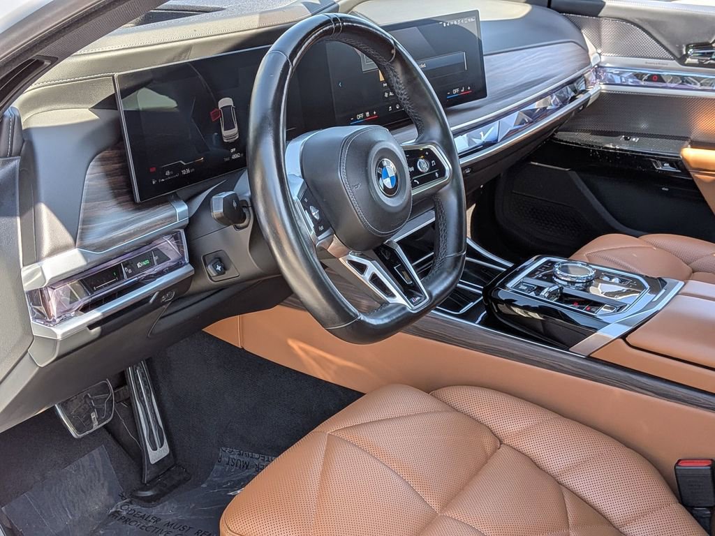Used 2023 BMW 740i w/ Parking Assistance Package image 8