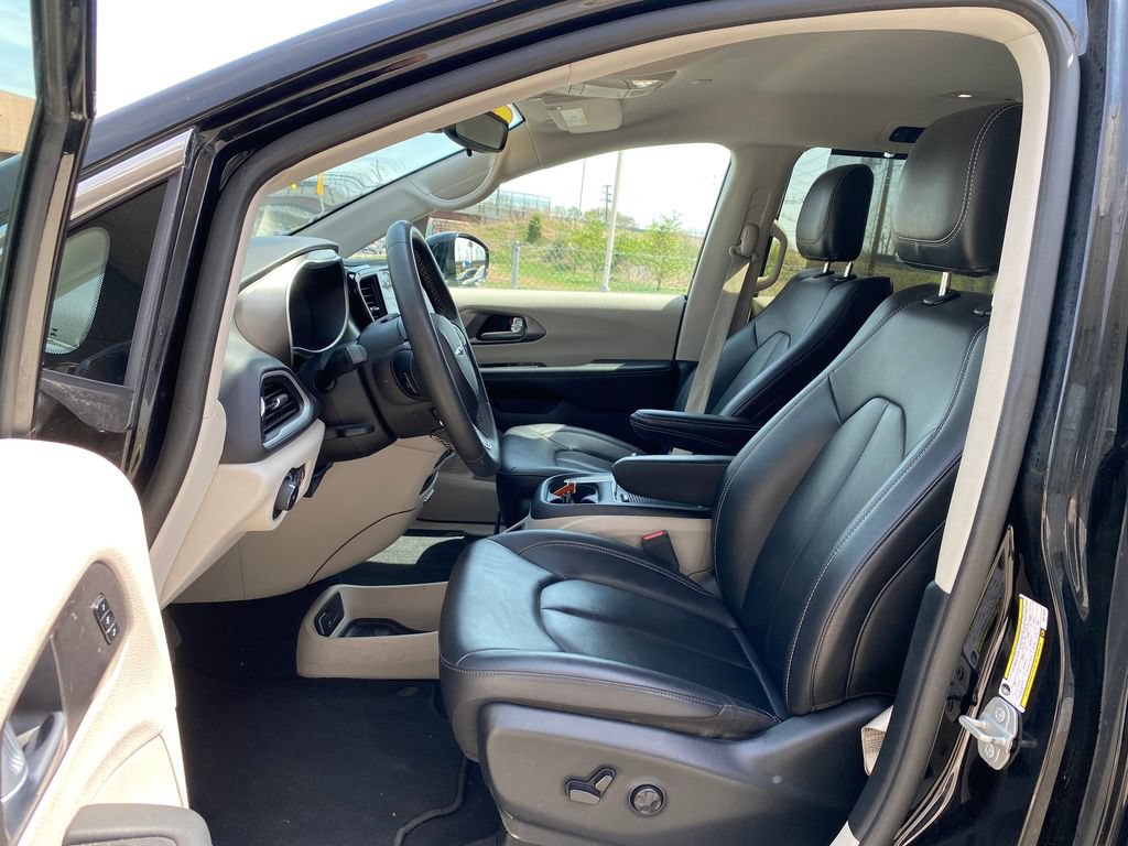 Used 2024 Chrysler Pacifica Touring-L FWD image 21