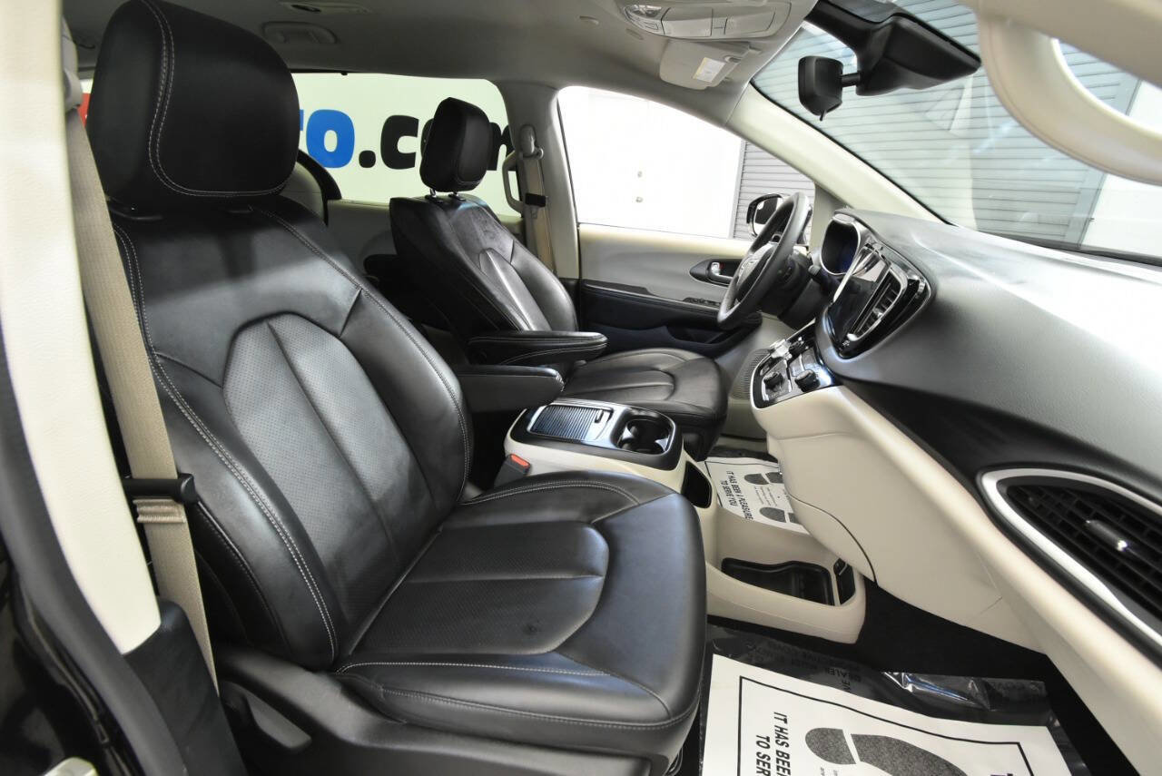 Used 2024 Chrysler Pacifica Touring-L FWD image 16
