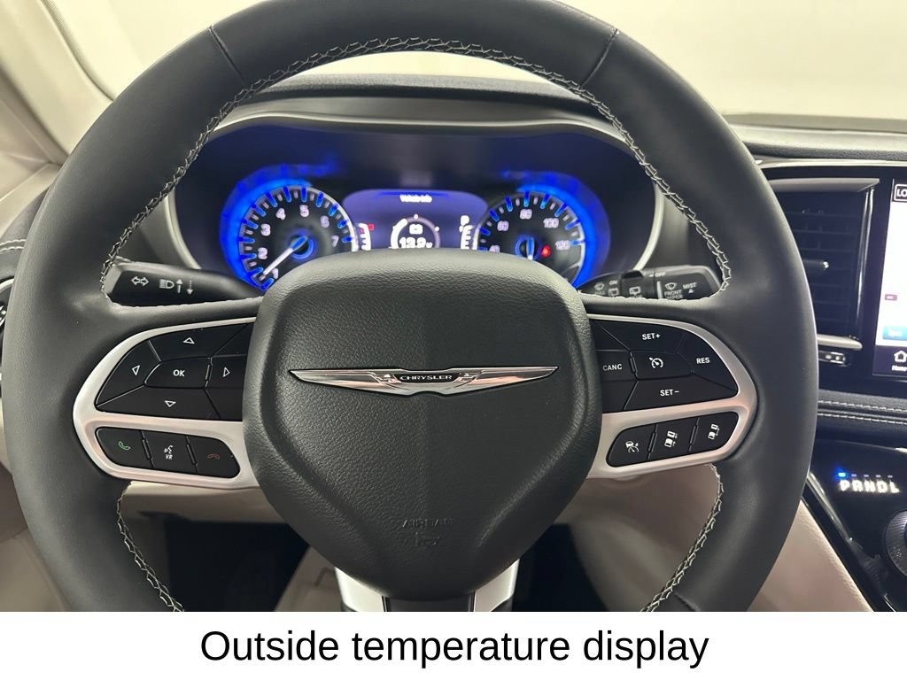 Used 2023 Chrysler Pacifica Touring-L AWD/4WD image 35