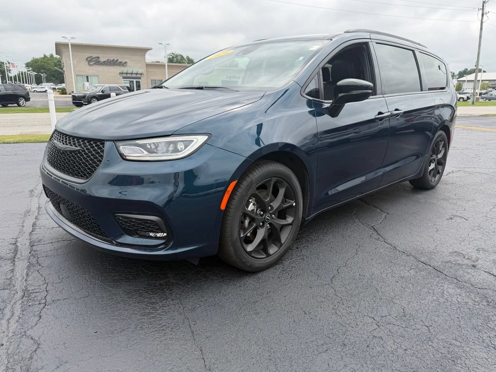 Used 2025 Chrysler Pacifica Limited FWD image 5