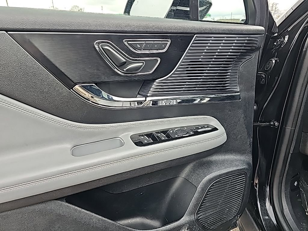 Used 2021 Lincoln Corsair AWD w/ Premium Package image 8