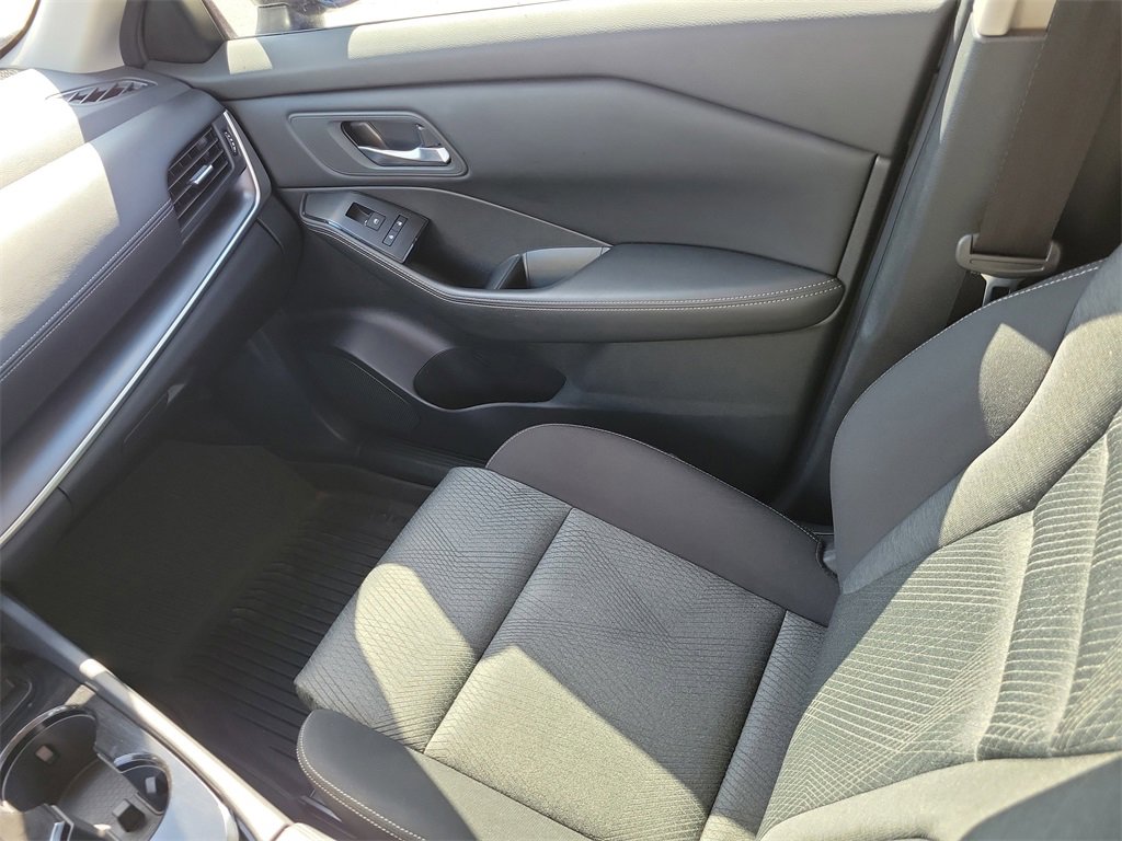 Used 2024 Nissan Rogue SV image 16