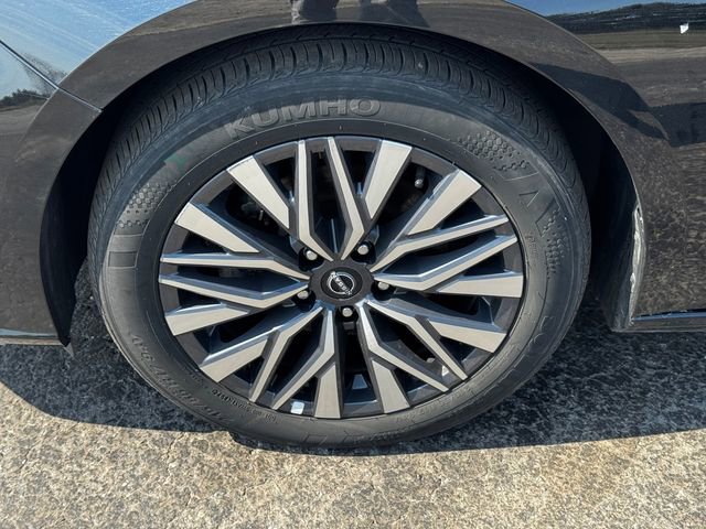 Used 2025 Nissan Altima 2.5 SV FWD image 10