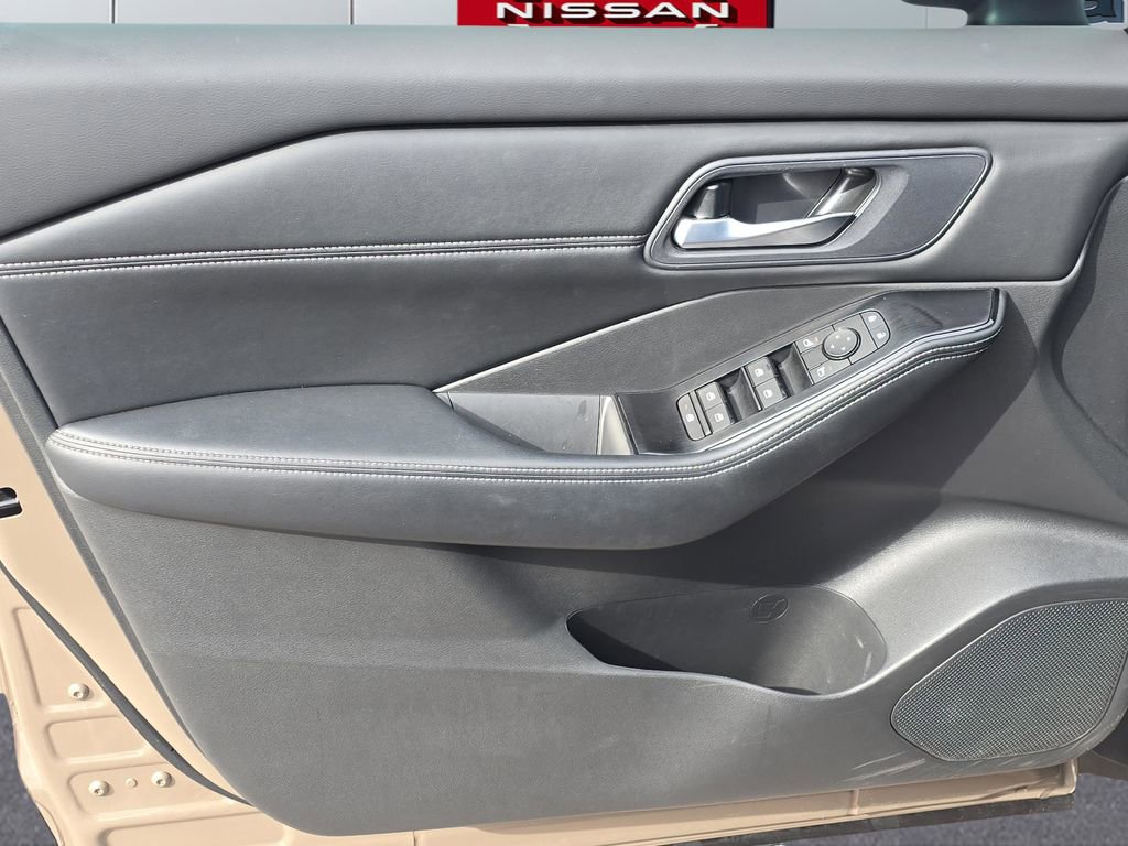 Used 2024 Nissan Rogue SV w/ SV Premium Package image 13