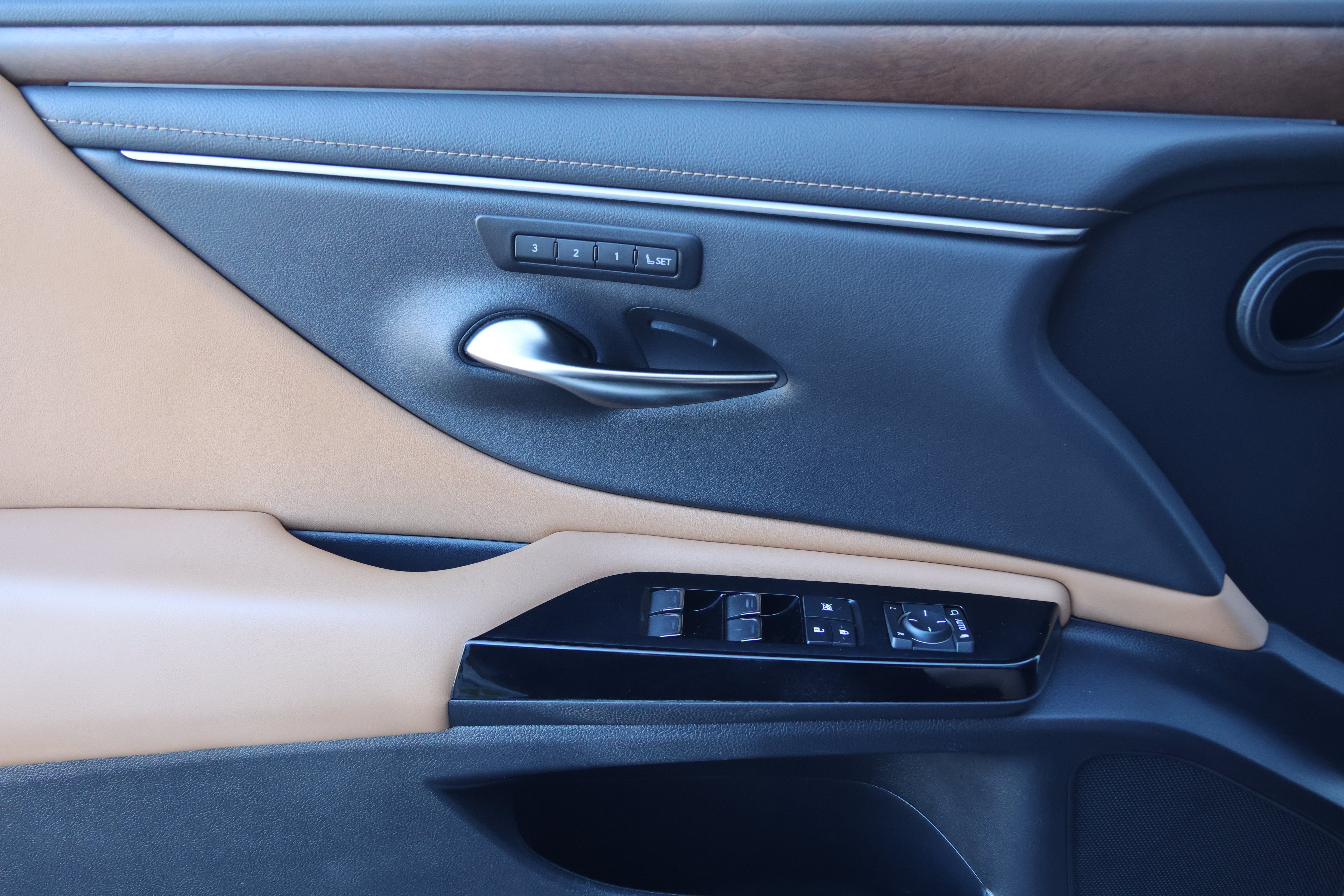 Certified 2025 Lexus ES 350 w/ Technology Package FWD image 12