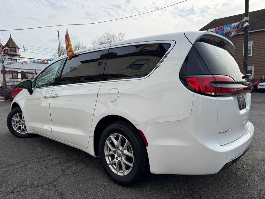 Used 2024 Chrysler Pacifica Touring-L image 3