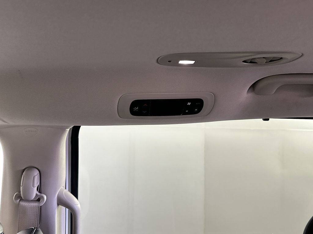 Used 2024 Chrysler Pacifica Touring-L FWD image 32