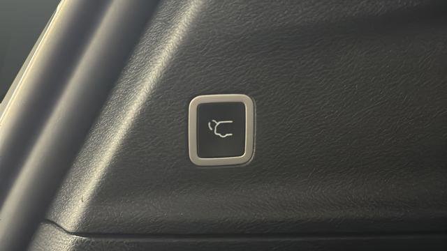 Used 2025 Chrysler Pacifica Limited image 36