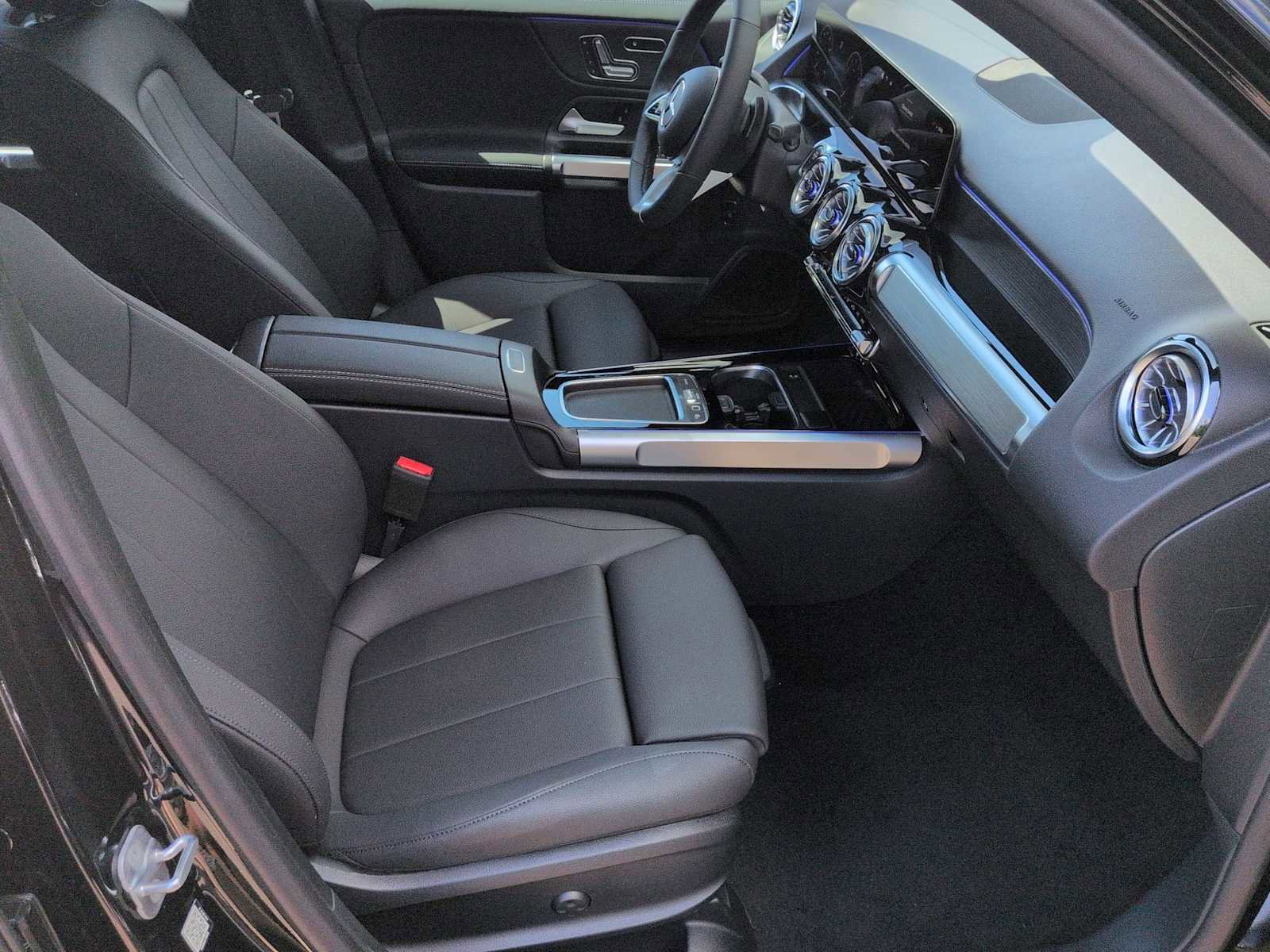 Used 2026 Mercedes-Benz GLB 250 4MATIC image 24