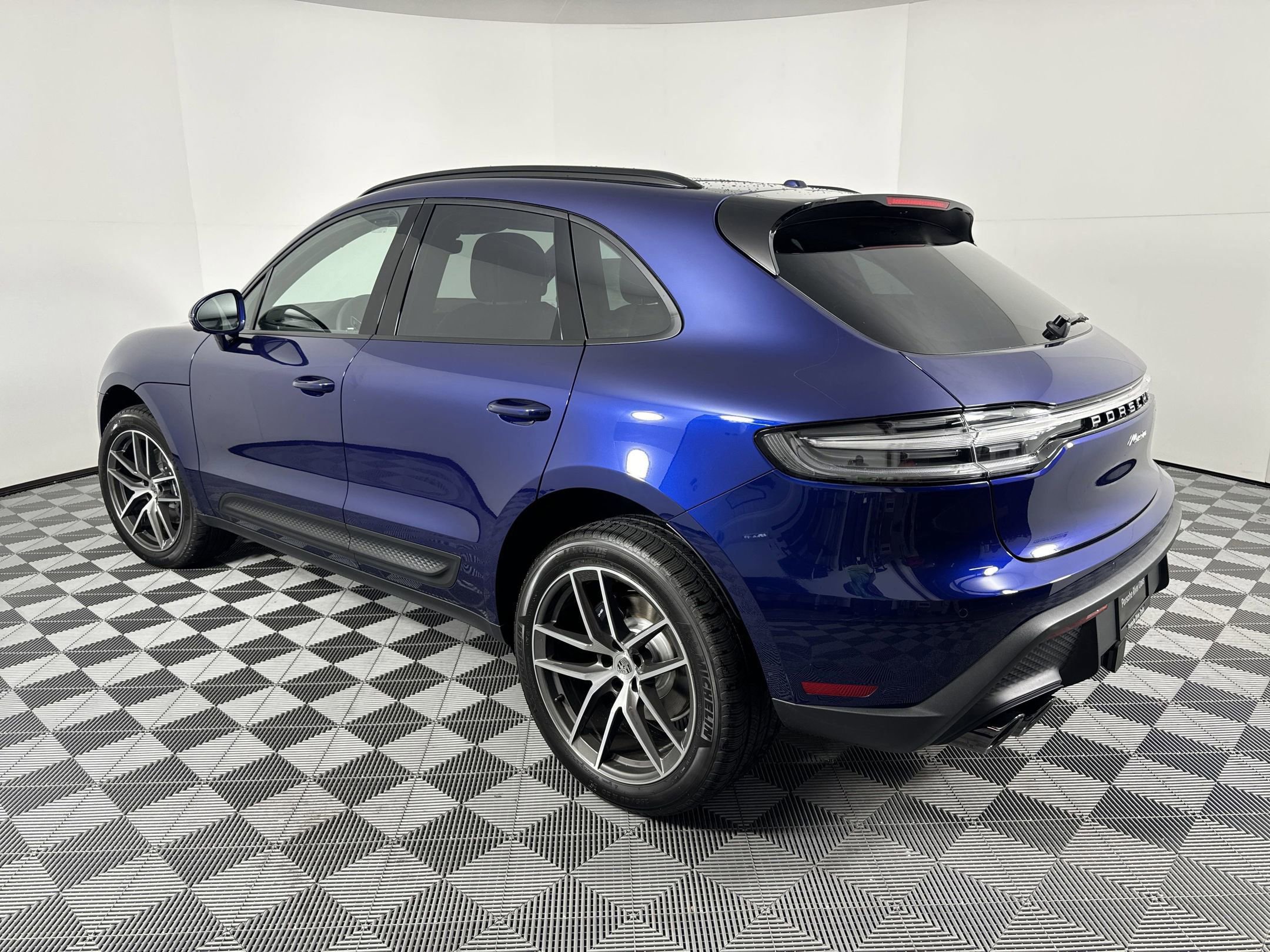 Certified 2025 Porsche Macan AWD/4WD image 3
