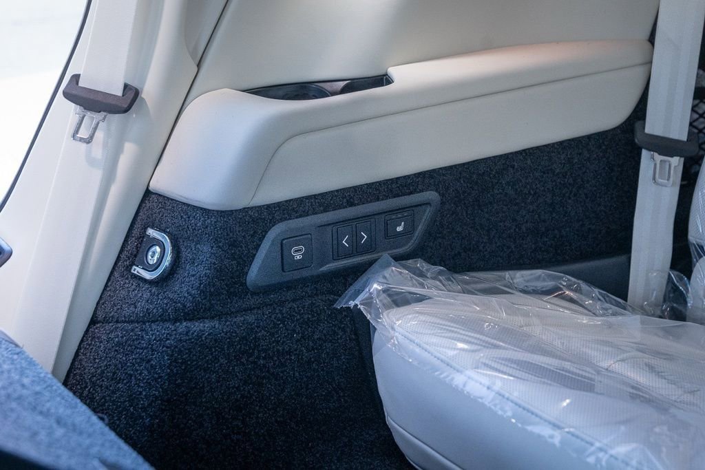 Used 2025 Land Rover Range Rover Long Wheelbase Autobiography image 35