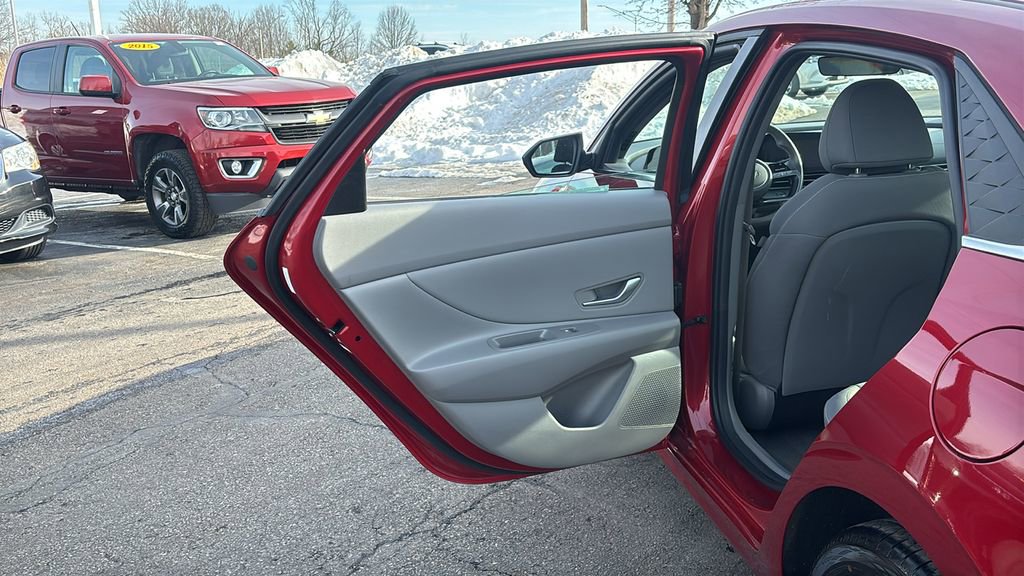 Used 2025 Hyundai Elantra SEL image 28